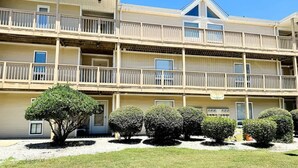 A multi-story motel with balconies and a well-maintained lawn. - Bay tree lovely one bedroom condo (Little River)