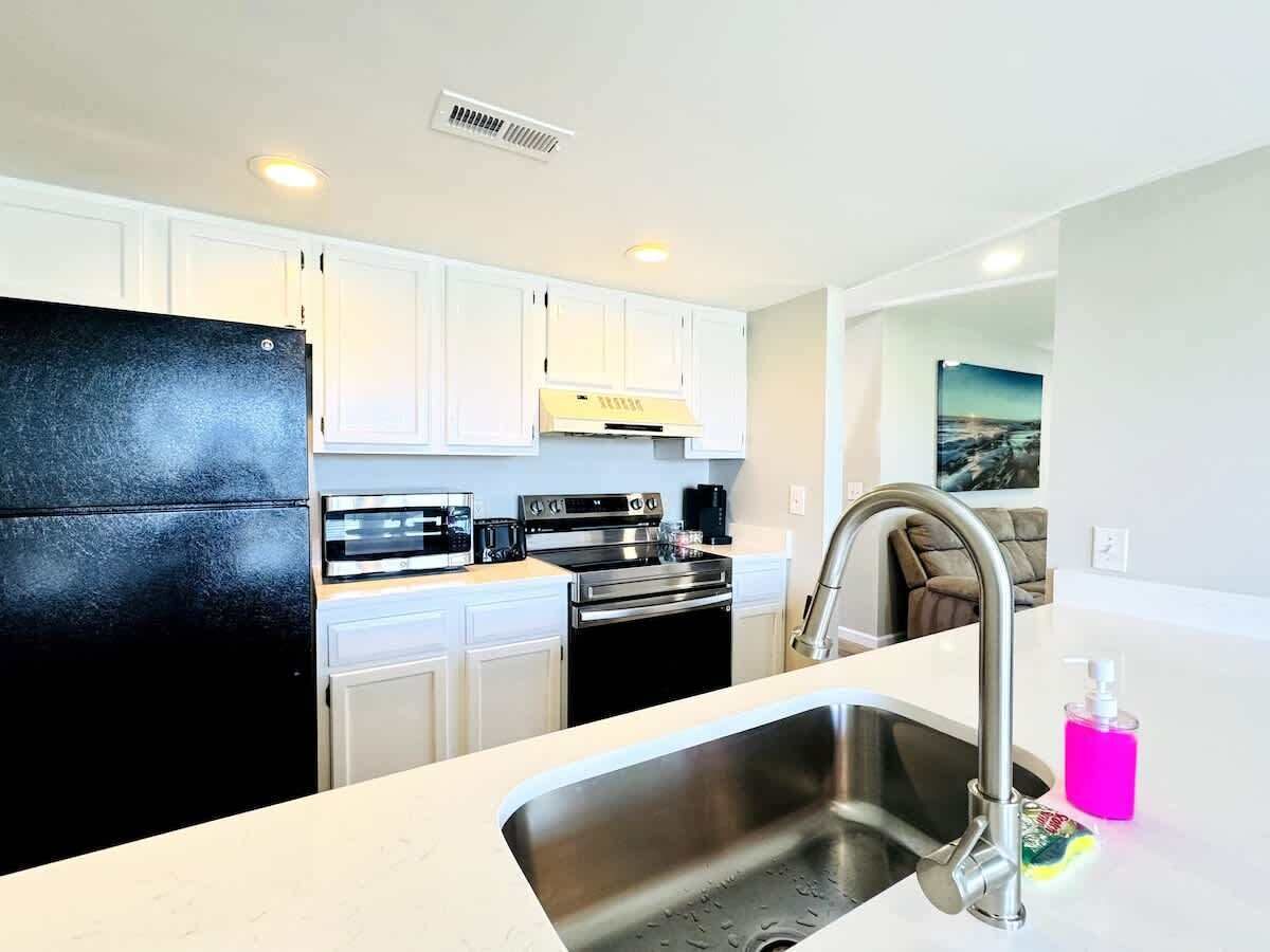 Kühlschrank, Ofen, Herdplatte, Wasserkocher mit Kaffee-/Teezubehör