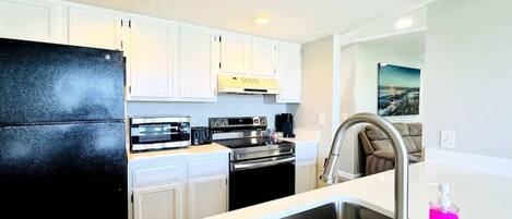 Kühlschrank, Ofen, Herdplatte, Wasserkocher mit Kaffee-/Teezubehör