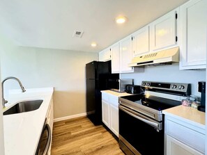 Geladeira, fogão, cooktop, cafeteira/chaleira