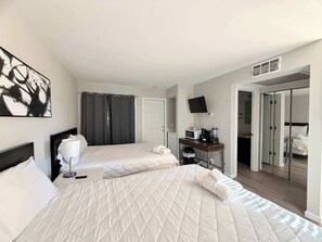 Iron/ironing board, WiFi, bed sheets - Bay Tree cozy studio with pool (Little River)
