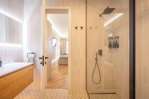 Shower, hair dryer - Seafront views from every room | QUI by Homega (Tas-Sliema)