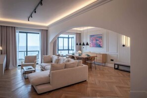 TV, offices - Seafront views from every room | QUI by Homega (Tas-Sliema)