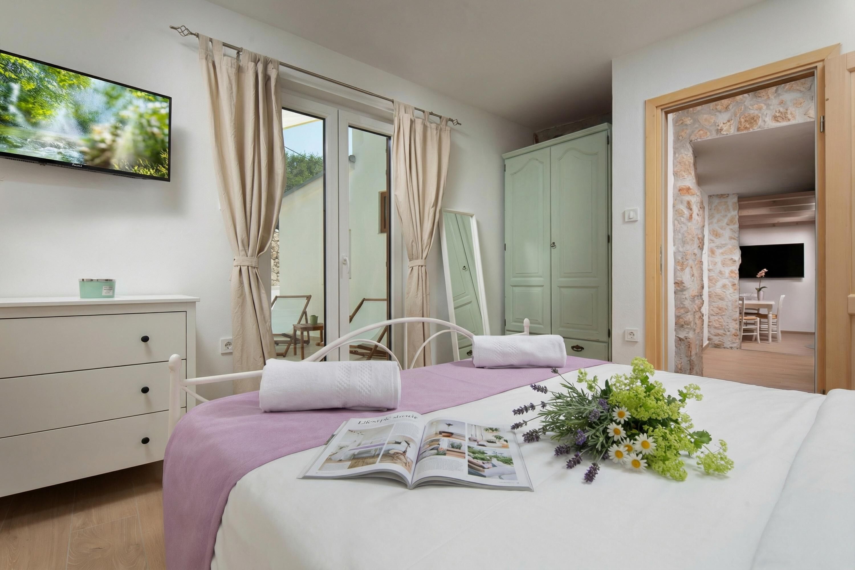 2 bedrooms, iron/ironing board, free WiFi, bed sheets