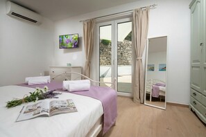 Familie huis, meerdere slaapkamers, 2 badkamers (Casa Di Nika private heated pool and) | 2 slaapkamers, een strijkplank/strijkijzer, gratis wifi, beddengoed