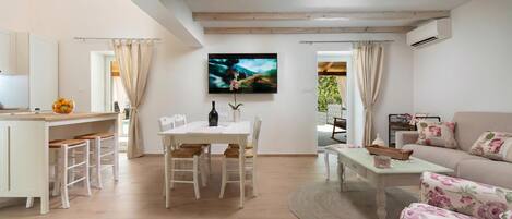 Casa familiar, varias habitaciones, 2 baños (Casa Di Nika private heated pool and) | Área de sala de estar | Televisión de pantalla plana, chimenea y consola de videojuegos