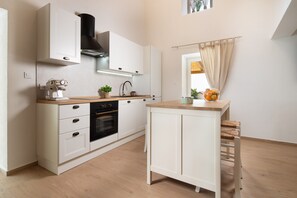 Fridge, microwave, oven, stovetop - Casa Di Nika Private Heated Pool and Jacu (Vinodol)