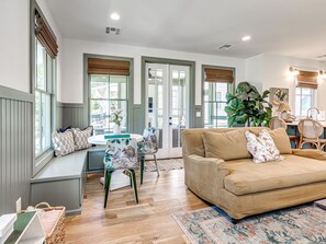 Televisio, takka, työhuone