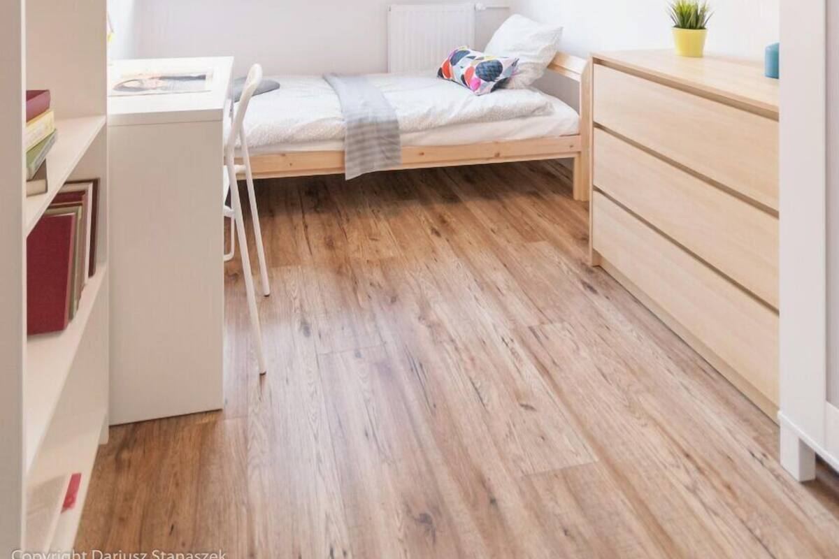 Habitación básica | Cocina compartida | Frigorífico grande, microondas, horno y placa de cocina