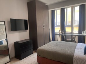 Appartamento Luxury, vista città | 1 camera, tende oscuranti, ferro/asse da stiro, Wi-Fi gratuito