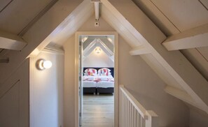 3 slaapkamers, een bureau, een strijkplank/strijkijzer, reisbedje