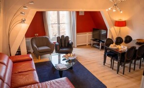 Televisie, een dvd-speler, boeken en een stereo