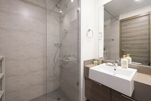 Haartrockner, Handtücher, Toilettenpapier
