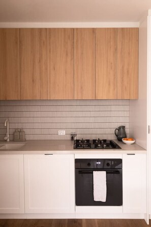 Kjøleskap, mikrobølgeovn, ovn og kokeplater