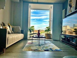 Smart TV - Captivating 2-Bed Skyview Apartment in Leeds (Leeds)