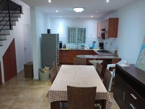 Fridge, microwave, oven, stovetop - Spacious 4-bed townhouse with WiFi, AC in enchanting Grand Baie  (Grand Baie)
