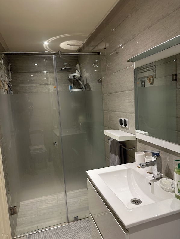 Dusche, Handtücher, Seife, Toilettenpapier