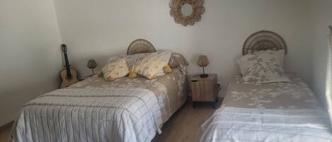 3 dormitorios, tabla de planchar con plancha, cuna de viaje