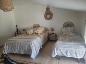 3 bedrooms, iron/ironing board, travel crib, free WiFi - La Cadole House surrounded by a vineyard. Panoramic trails. (Baroville)