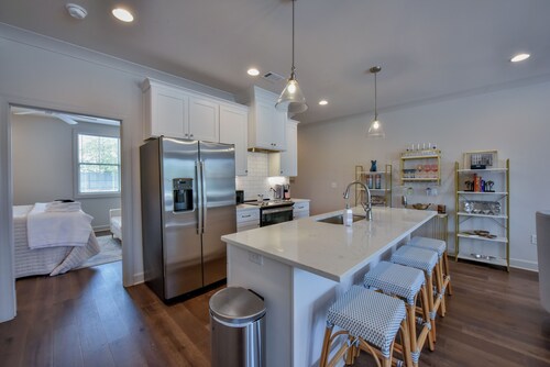 Coastal Tide - Luxury Townhome - Book for Football Season!