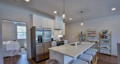 Coastal Tide - Luxury Townhome - Book for Football Season!