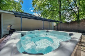 Outdoor spa tub - Big Al's Bungalow - Hot Tub!  Book now for Football Season! (Tuscaloosa)