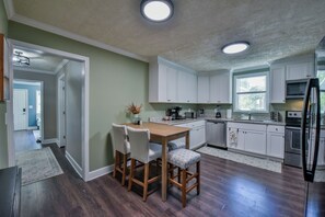 Fridge, microwave, oven, stovetop - Big Al's Bungalow - Hot Tub!  Book now for Football Season! (Tuscaloosa)