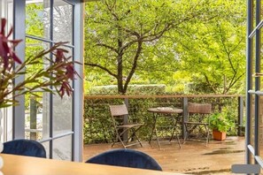 Outdoor dining - Four-bedroom house with city view in Central Canberra (Ainslie)