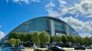 Exterior - Cozy 2 Bedroom Balcony Apartment With Free Underground Parking (Milton Keynes)