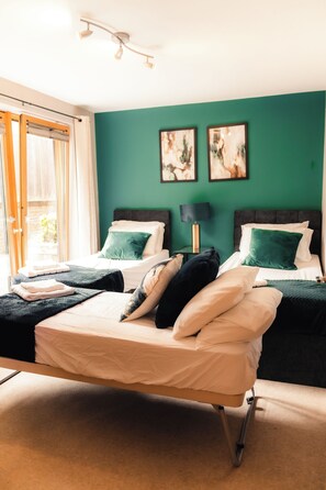 2 bedrooms, desk, iron/ironing board, WiFi
