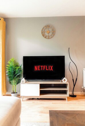 Interior - Cozy 2 Bedroom Balcony Apartment With Free Underground Parking (Milton Keynes)