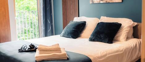 2 bedrooms, desk, iron/ironing board, WiFi