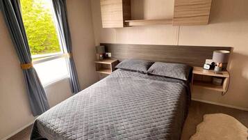 2 bedrooms, iron/ironing board, free wired internet, bed sheets