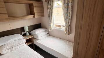 Cabin | 2 bedrooms, iron/ironing board, free wired internet, bed sheets
