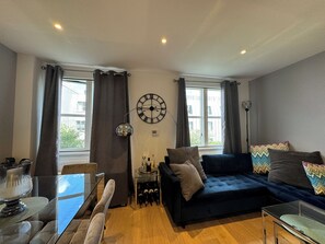 TV, offices - Chic 1BD Flat in the Heart of Islington! (Greater London)