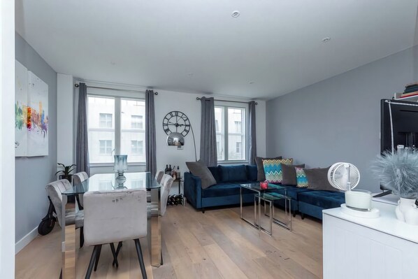 TV, offices - Chic 1BD Flat in the Heart of Islington! (Greater London)