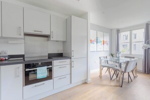 Coffee/tea maker, fridge, microwave, oven - Chic 1BD Flat in the Heart of Islington! (Greater London)