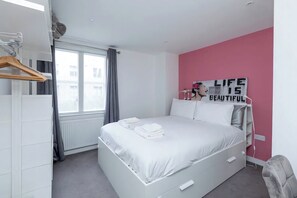 1 bedroom, iron/ironing board, WiFi, bed sheets - Chic 1BD Flat in the Heart of Islington! (Greater London)