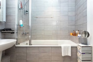 Shower, hair dryer - Chic 1BD Flat in the Heart of Islington! (Greater London)