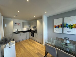 Fridge, microwave, oven, stovetop - Chic 1BD Flat in the Heart of Islington! (Greater London)