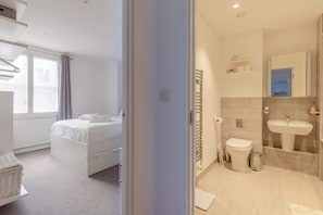 Shower, hair dryer, shampoo - Chic 1BD Flat in the Heart of Islington! (Greater London)