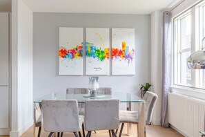 Dining - Chic 1BD Flat in the Heart of Islington! (Greater London)