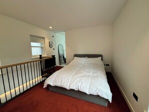 1 bedroom, iron/ironing board, WiFi, bed sheets - Industrial Chic 1BD Stable Conversion, Kings Cross (London)