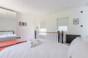 Room - Industrial Chic 1BD Stable Conversion, Kings Cross (London)