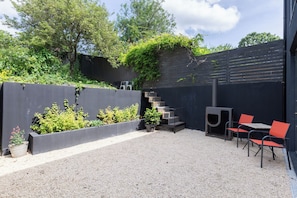 Outdoor dining - Industrial Chic 1BD Stable Conversion, Kings Cross (London)