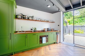 Kühlschrank, Mikrowelle, Ofen, Herdplatte