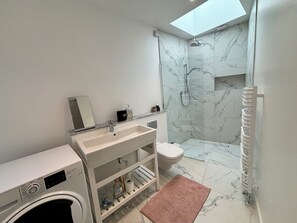 Shower - Industrial Chic 1BD Stable Conversion, Kings Cross (London)