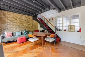 Interior - Industrial Chic 1BD Stable Conversion, Kings Cross (London)