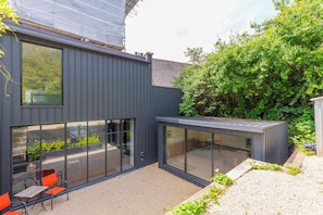 Outdoor dining - Industrial Chic 1BD Stable Conversion, Kings Cross (London)