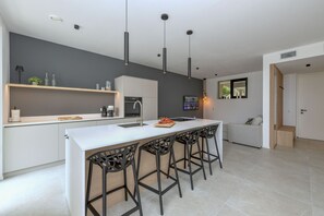 Jääkaappi, mikroaaltouuni, uuni, astianpesukone